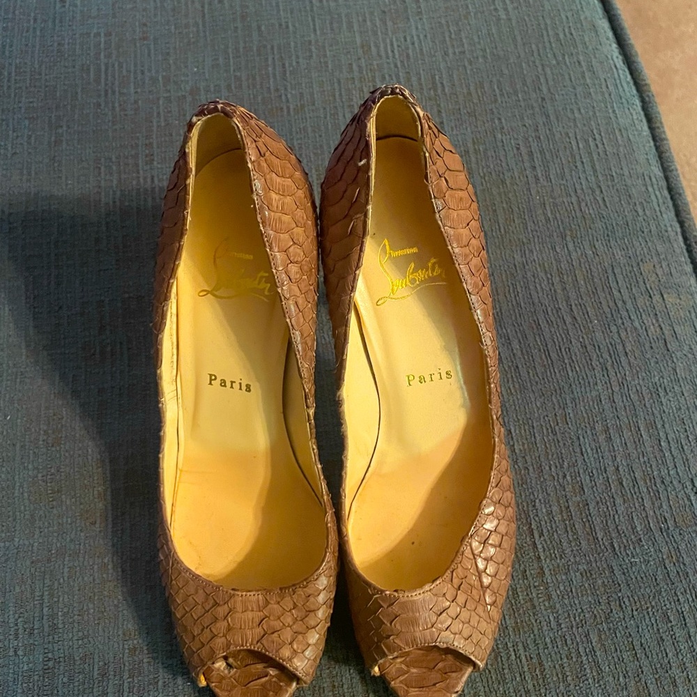 These heels are stunning! Size 9.5